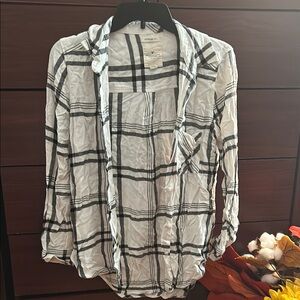 American Eagle White and Black Plaid Flannel with Pocket